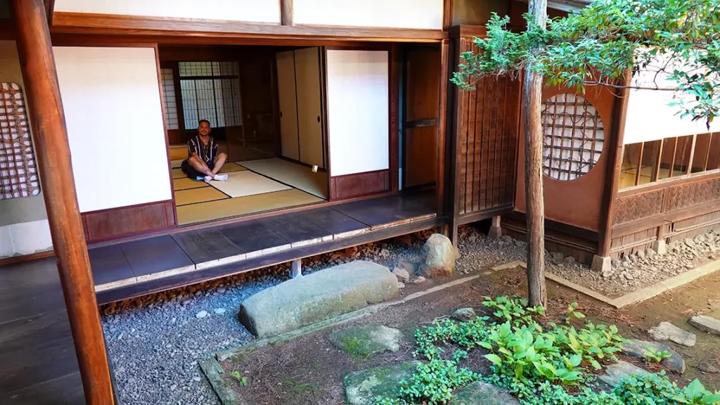 Comedor de casa estilo japonés con un jardín en la puerta