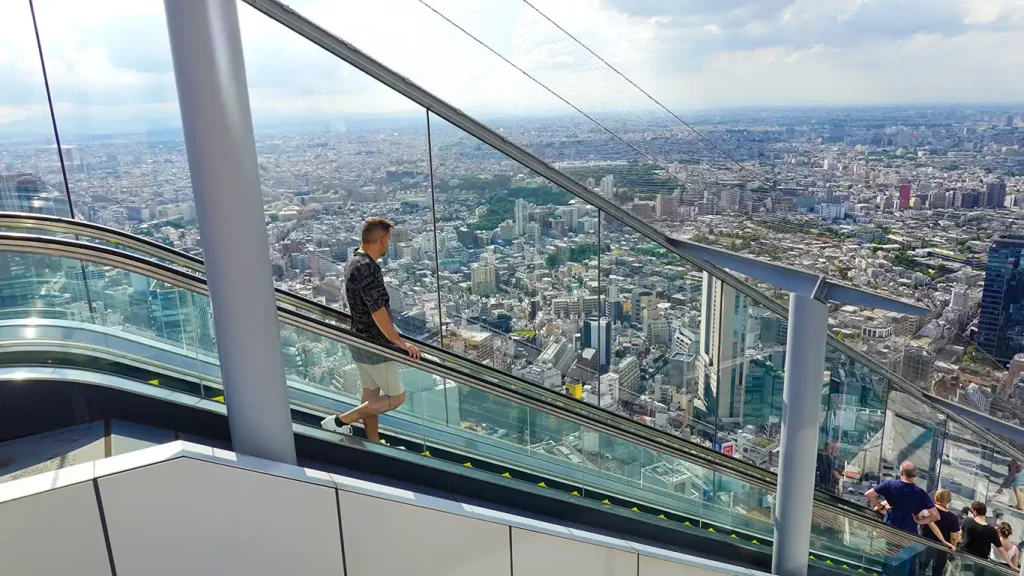 Escaleras mecánica del último piso del Shibuya Sky en Tokio