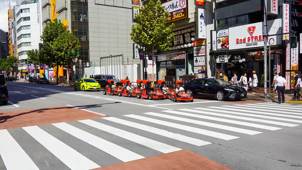 Grupo de personas viajando por Japón