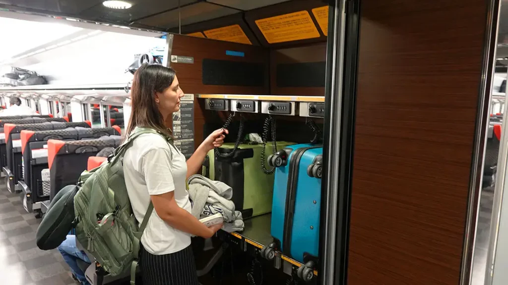Noelia guardando las maletas en el tren bala desde el Aeropuerto de Tokio