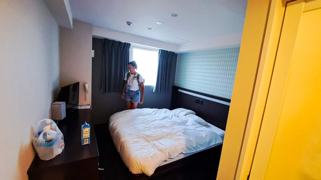 Noelia en el interior de la habitación de Kioto