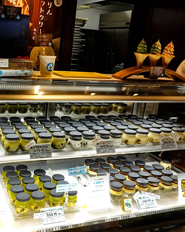 Escaparate lleno de pudin para comprar en una tienda en Shirakawa-go