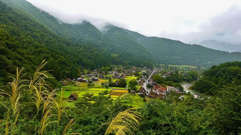 Mirador con vistas Shirakawa-go
