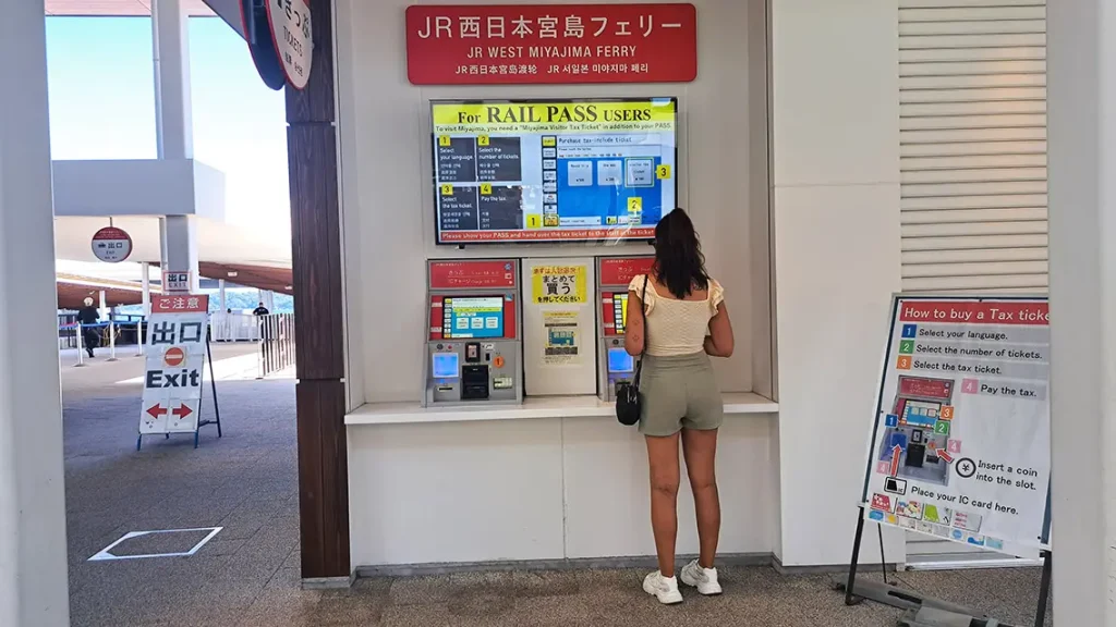 Máquinas expendedoras para pagar la tasa de entrada a Miyajima, en Japón