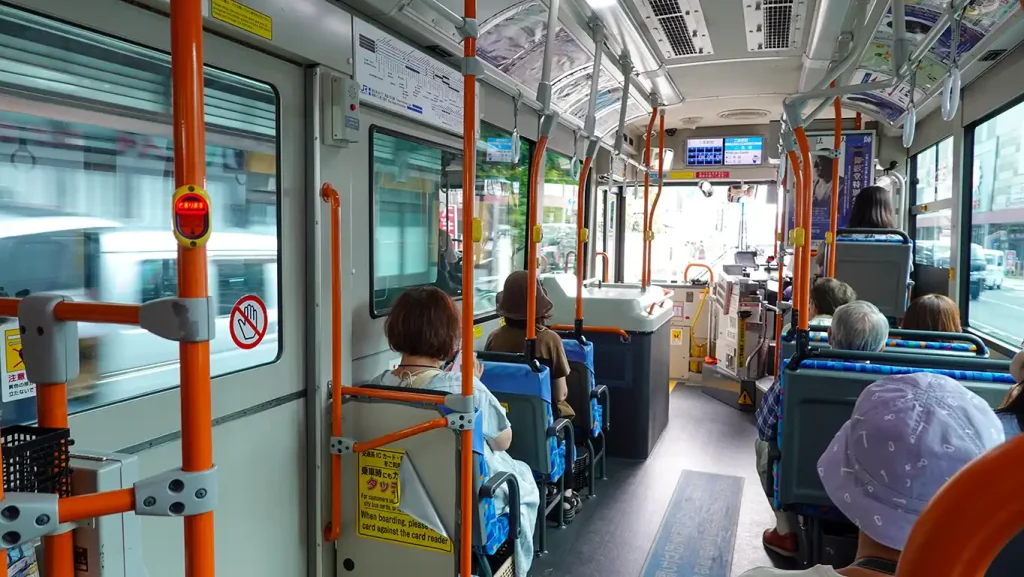 Interior de un autobús en Kioto