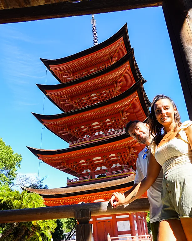 Dos Viajeros Viajando en la pagoda de Miyajima
