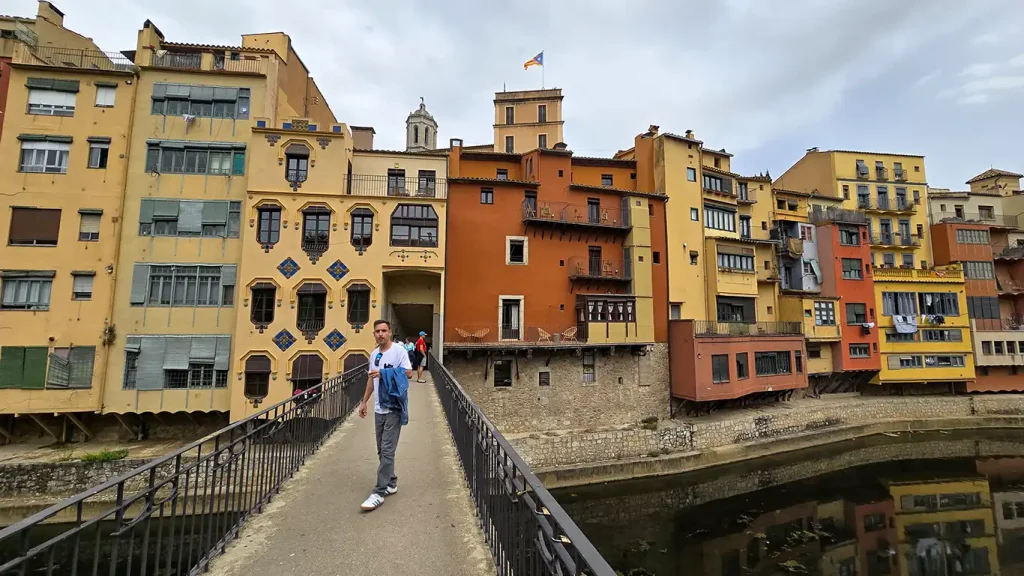 Joan en el puente de la princesa en Girona