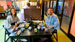 Dos Viajeros Viajando en la ruta por Japón 15 días cenando en un ryokan