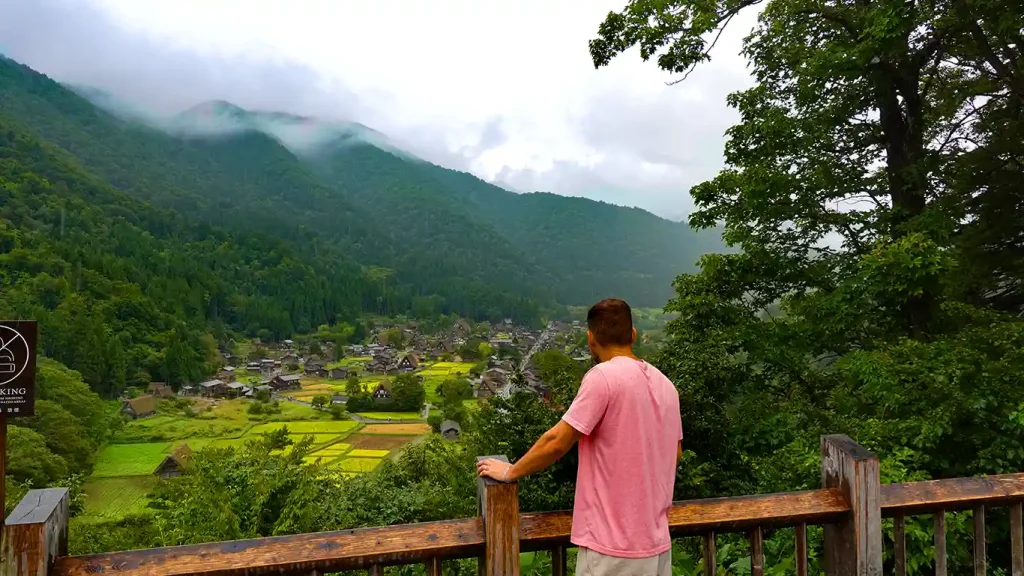 Fantástico mirador en Shirakawa-go con vistas a la aldea rodeada de montañas