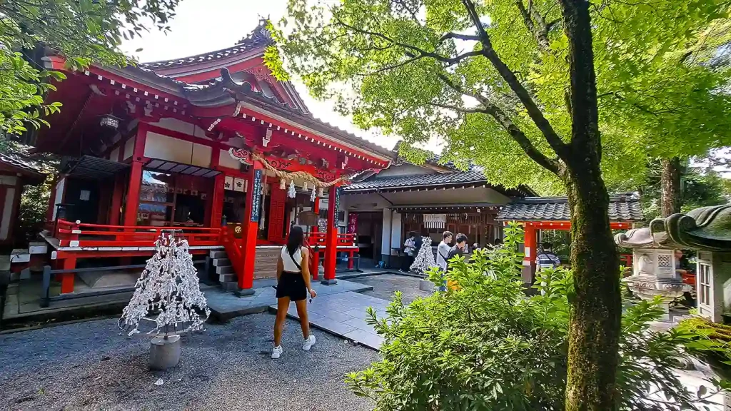 Noelia paseando entre templos en otoño en Kanazawa