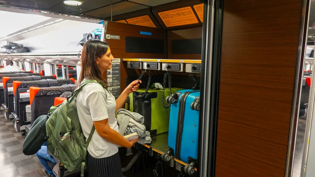 Noelia utilizando el espacio de las maletas en el Shinkansen de Japón