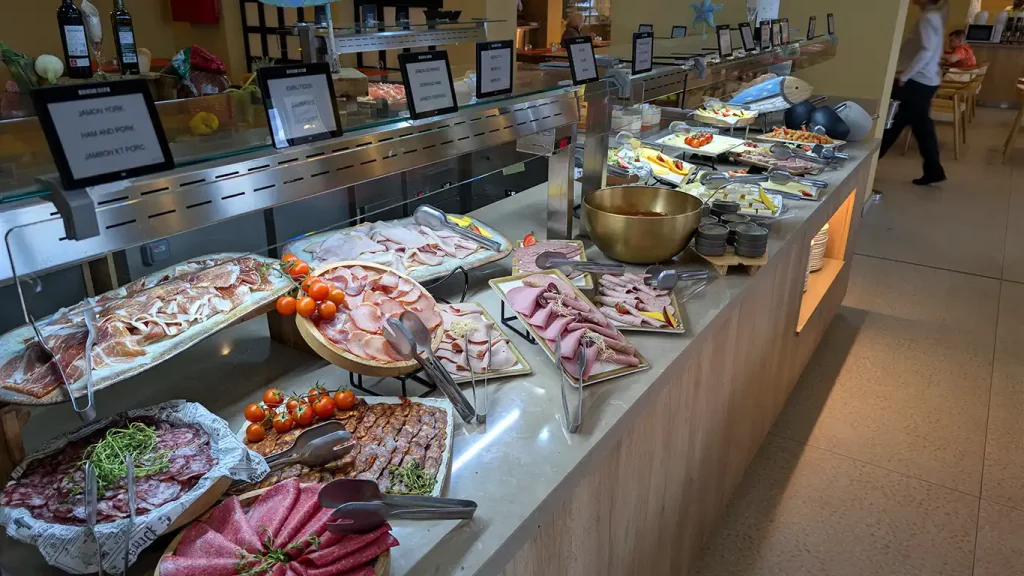 Zona de embutidos en el buffet de Magic Pirates Island Benidorm.