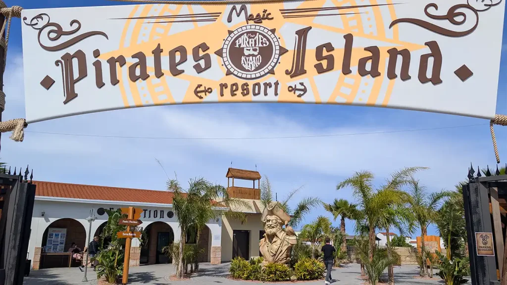 Cartel de entrada principal de Magic Pirates Island Resort en Benidorm.