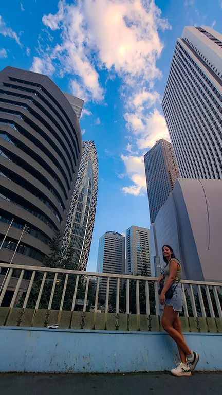 Noelia paseando por el distrito financiero de Nishi-Shinjuku entre rascacielos.