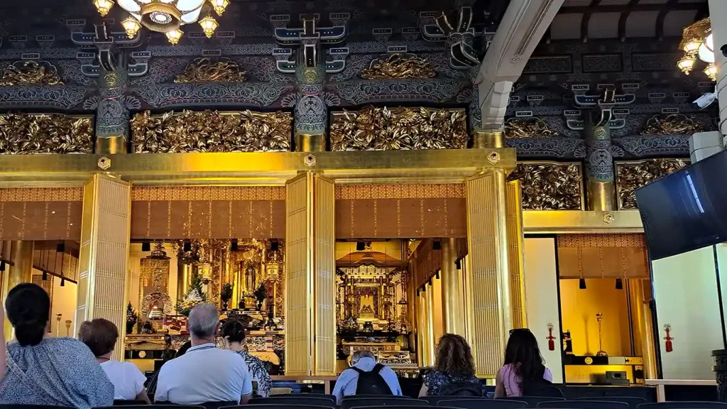 Interior del altar budista dorado y gran órgano tubular en el templo Tsukiji Hongwan-ji de Tokio.