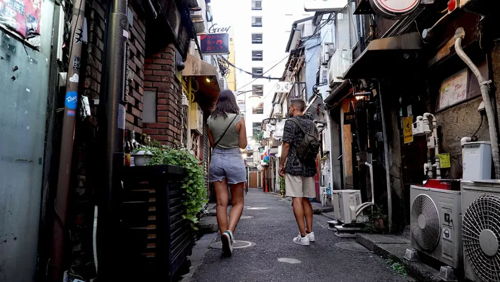 Paseando calles estrechas zona Golden-Gai Tokio