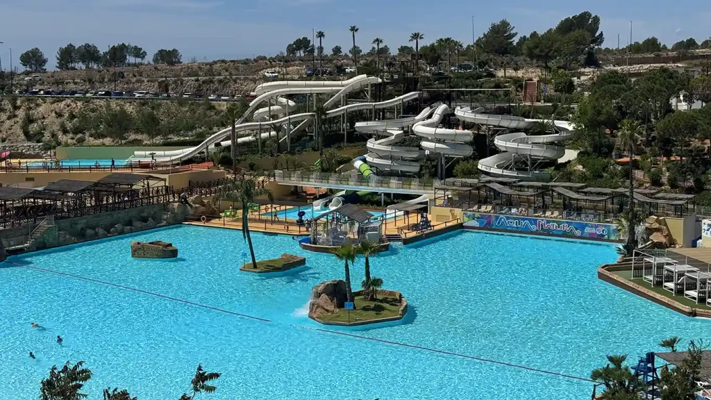 Piscina de olas y toboganes gigantes de Aqua Natura en Magic Pirates Island Benidorm.