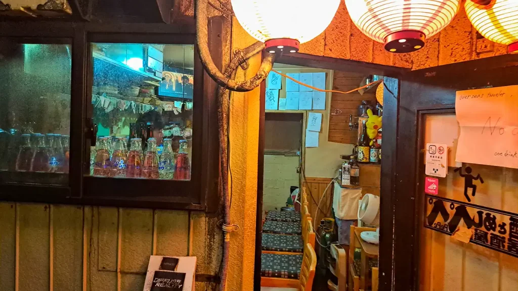 Bar Golden Gai cartel informando prohibido turistas.