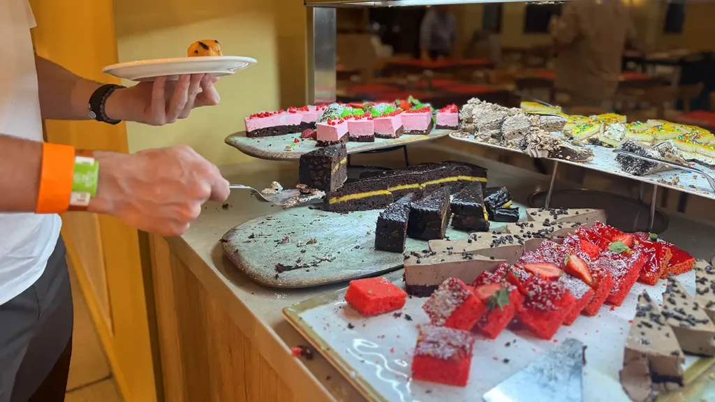 Buffet de postres y dulces en el resort Magic Pirates Island de Benidorm.