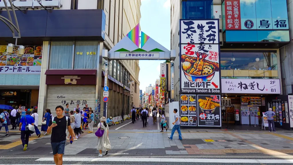 Entrada a Ueno Nakamachi Dori con carteles de restaurantes en Tokio.
