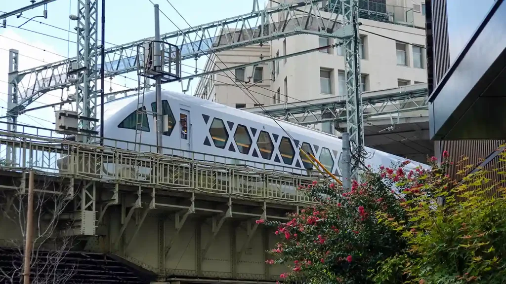 Tren en Tokio sobre plataforma