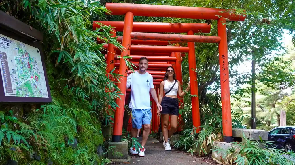 Pasillo de torii Santuario Ishiura Kanazawa