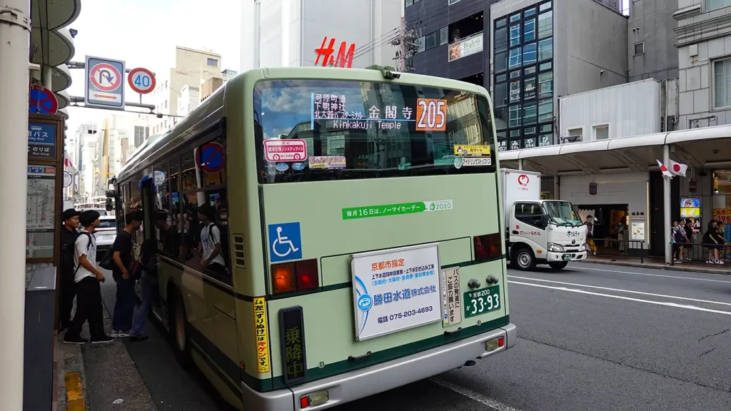 Autobús de la línea 205 circulando por Kioto.