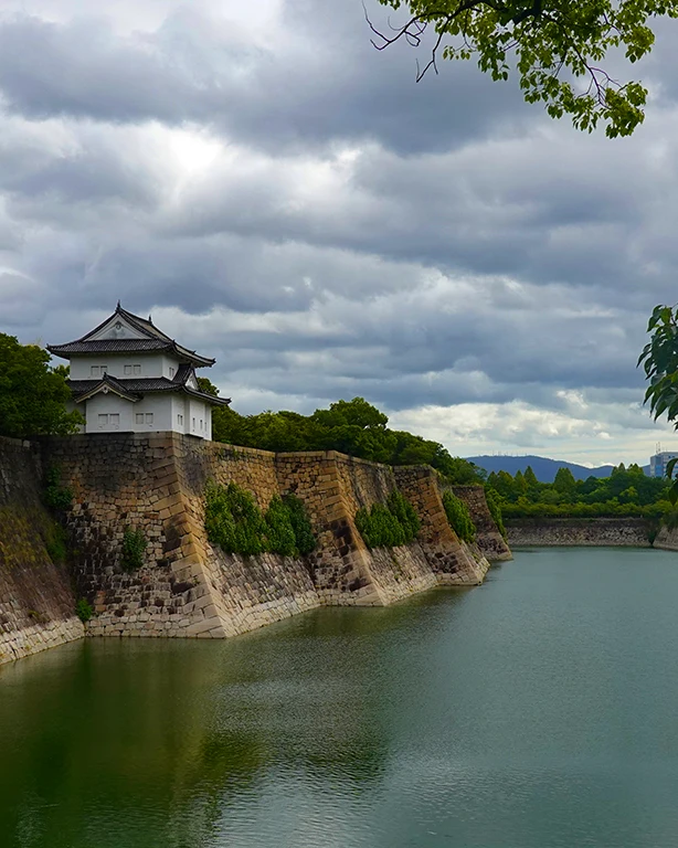 Vista panorámica del foso que rodea al Castillo de Osaka.