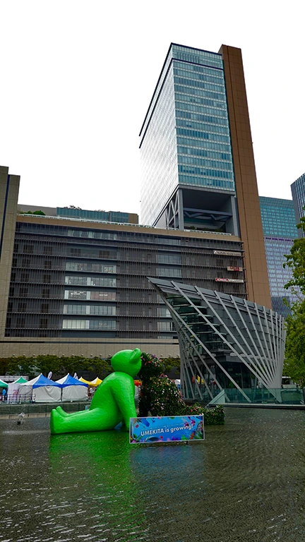 Oso gigante verde de decoración en el exterior de Grand Front Osaka.