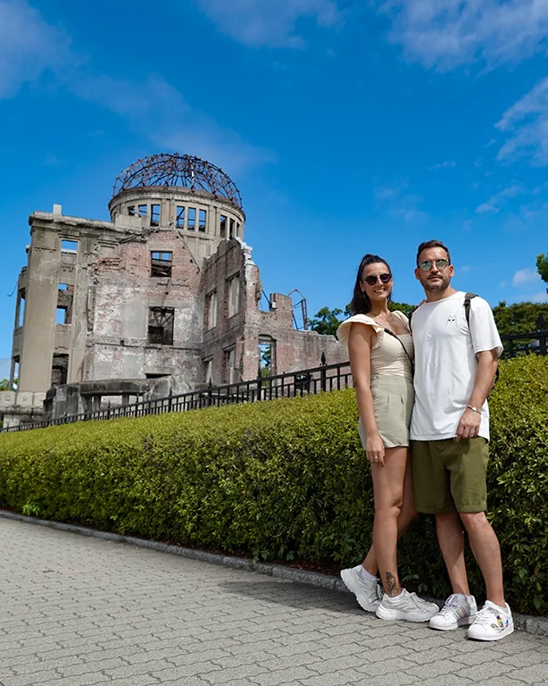 Noelia y Joan ante la Cúpula de la Bomba Atómica en Hiroshima.