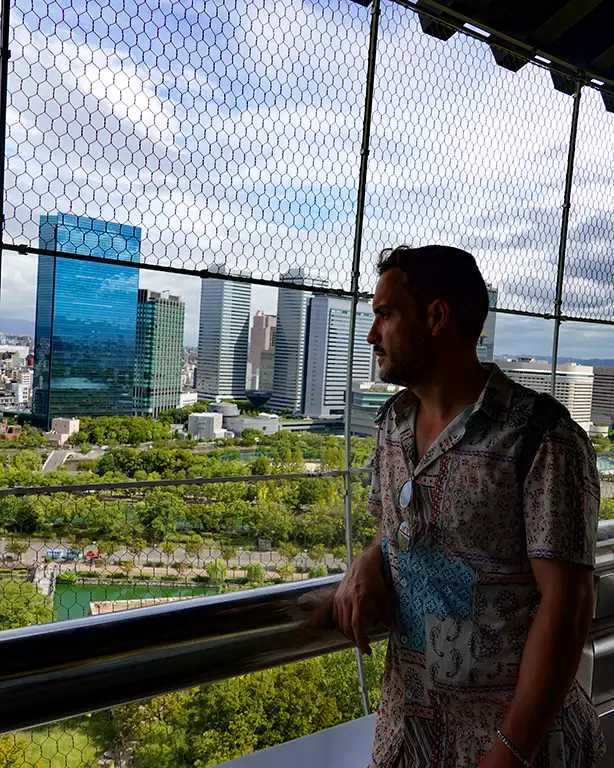 Joan desde el mirador de la octava planta del Castillo de Osaka.