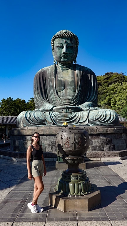 Noelia contemplando el gigantesco Gran Buda Kotoku-in de bronce al aire libre en Kamakura.