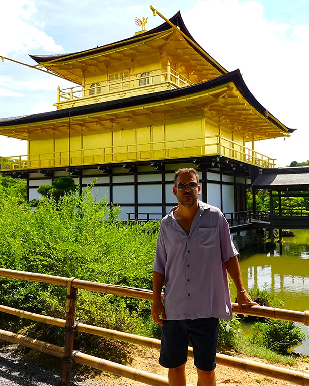 Joan frente al pabellón dorado del templo Kinkaku-ji reflejado en el estanque en Kioto