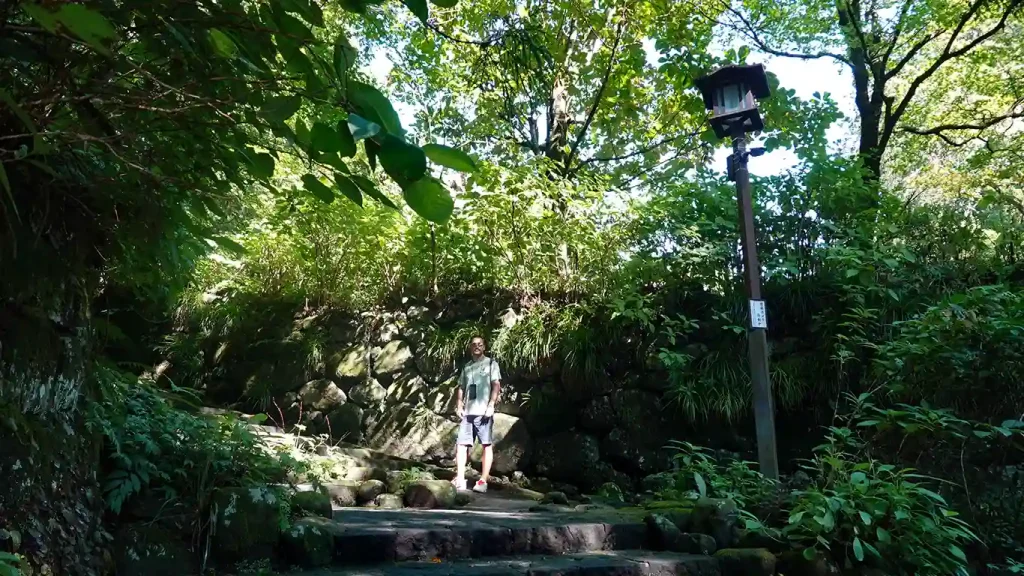Joan subiendo por el camino de piedra hacia el Templo Rinno-ji.