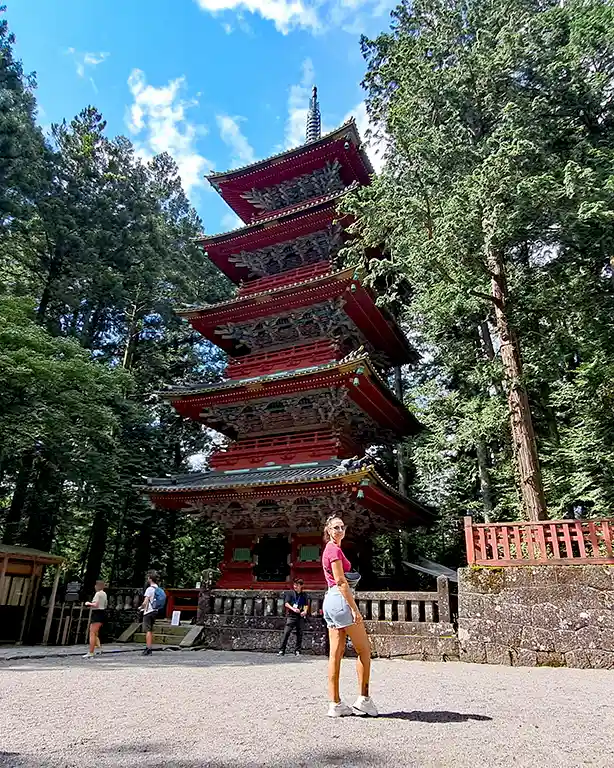Noelia frente a la Pagoda de cinco pisos de Nikko.