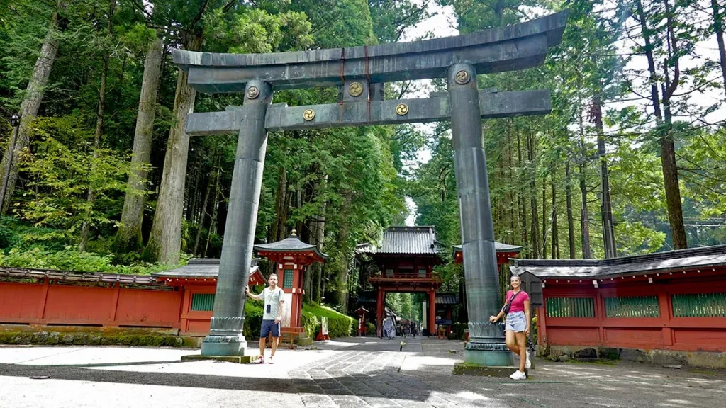 Joan y Noelia junto al torii del Santuario Futarasan.