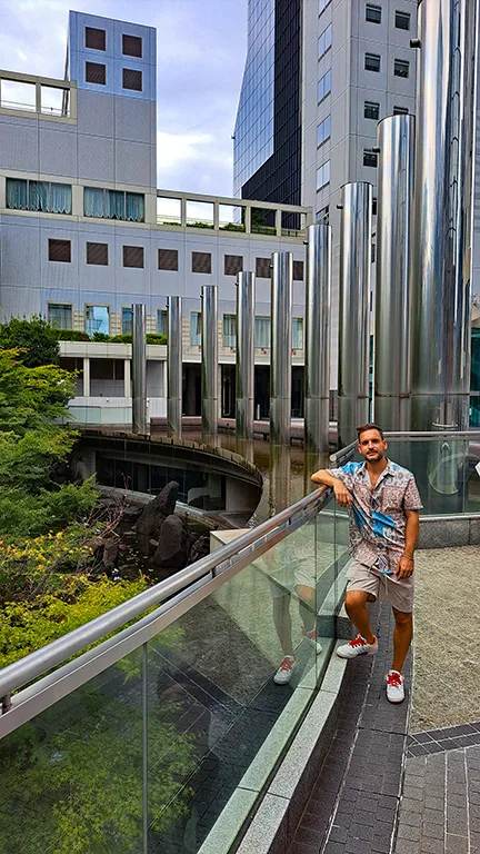 Joan observando el jardín Shin Satoyama con rascacielos de fondo.