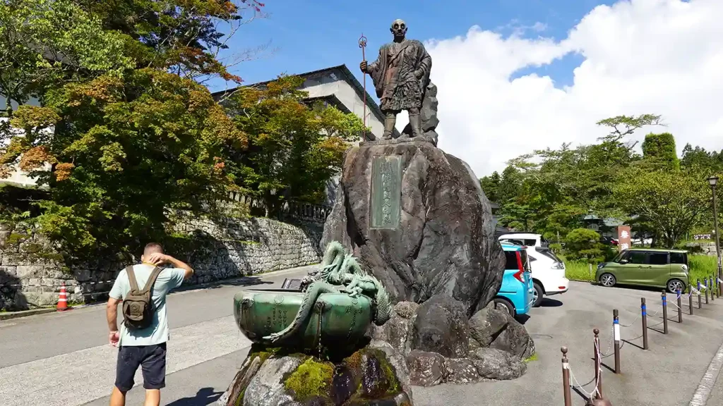 Estatua del monje Shodo Shonin fundador de los templos de Nikko.