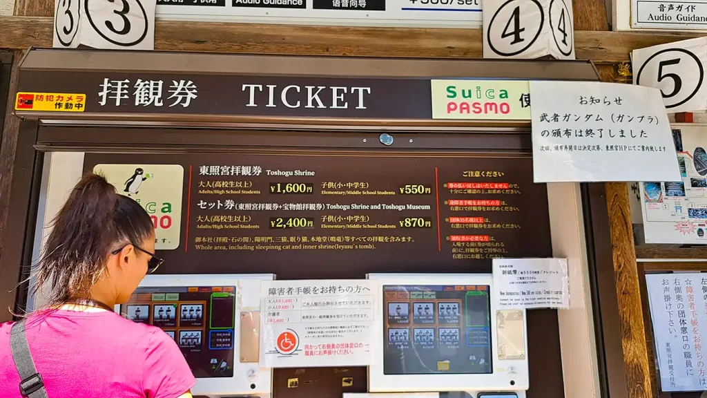 Noelia comprando entradas en las taquillas del Toshogu. 