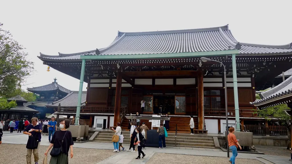 Fachada del Templo Isshinji de madera.