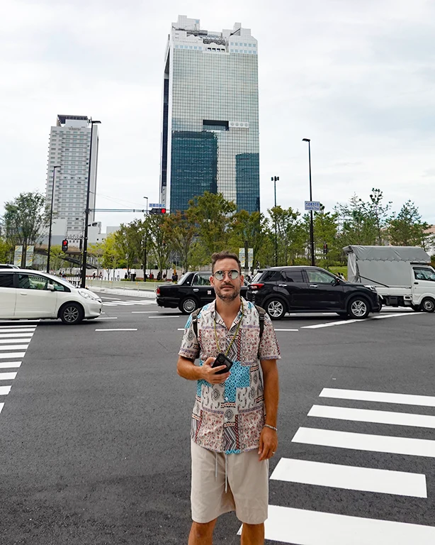 Joan caminando por el centro de Osaka, ideal para buscar alojamiento.