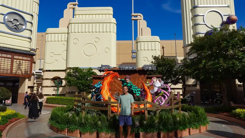 Joan posando sonriente dentro de la zona de Super Nintendo World en Universal Studios Japan, Osaka.