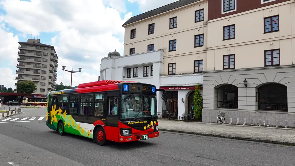 Autobuses turísticos circulando por las calles de Nikko.