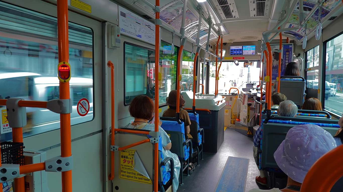 Interior de autobús urbano en Kioto.