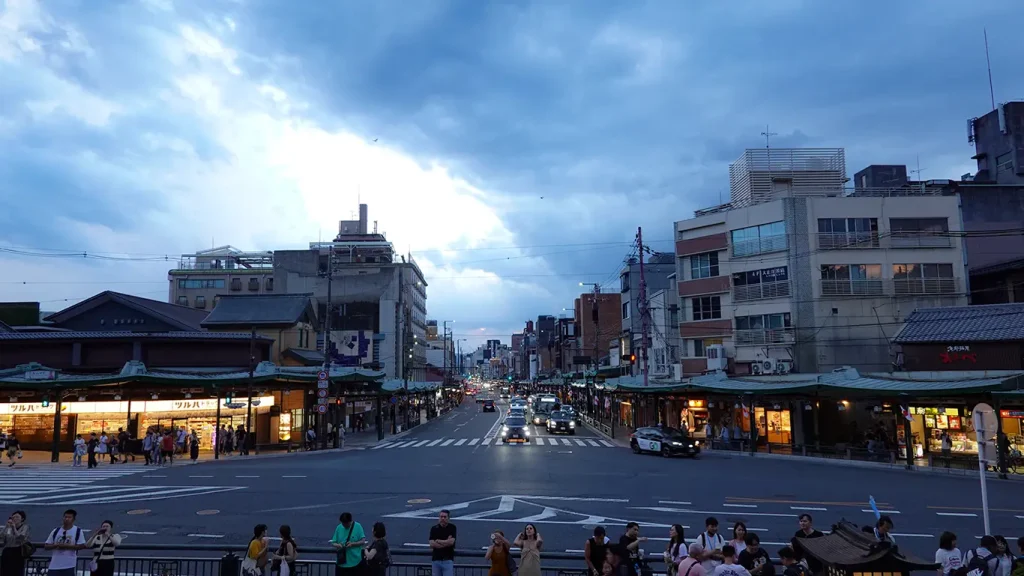 Calle concurrida en el centro de Kioto.