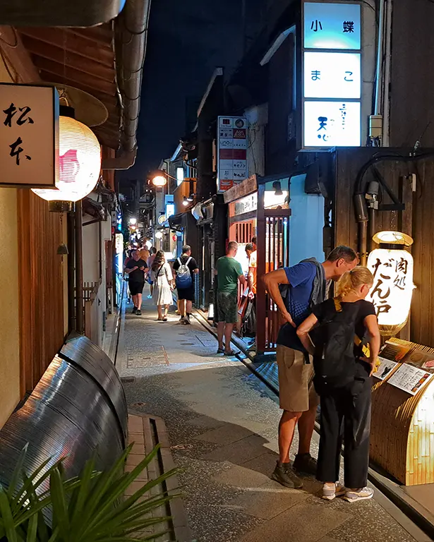 Turistas caminando por la calle Pontocho en Kioto.