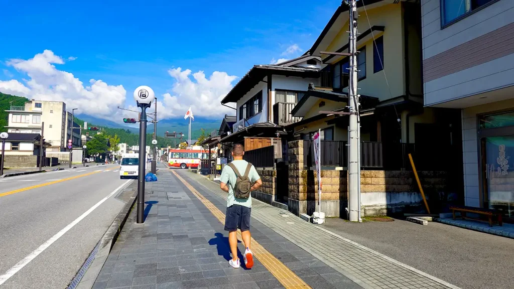 Joan caminando por la calle principal de Nikko hacia los templos.