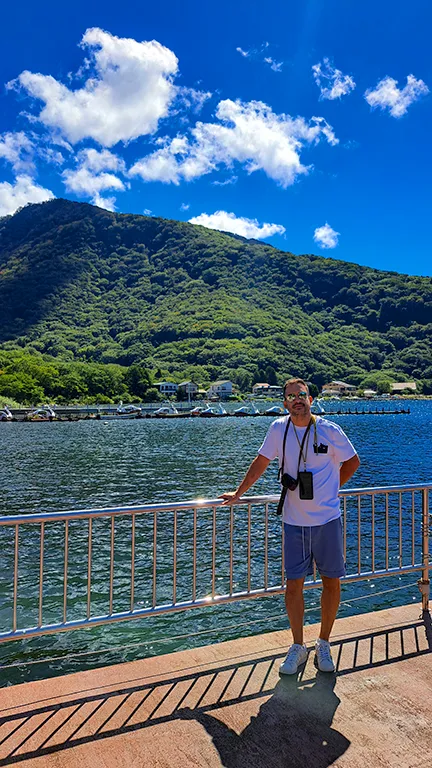 Joan caminando por el paseo del sendero del lago Ashi.