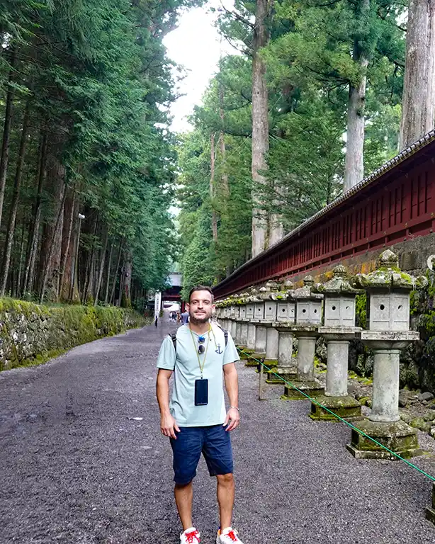 Joan en el paseo lleno de lámparas hacia el Futarasan.