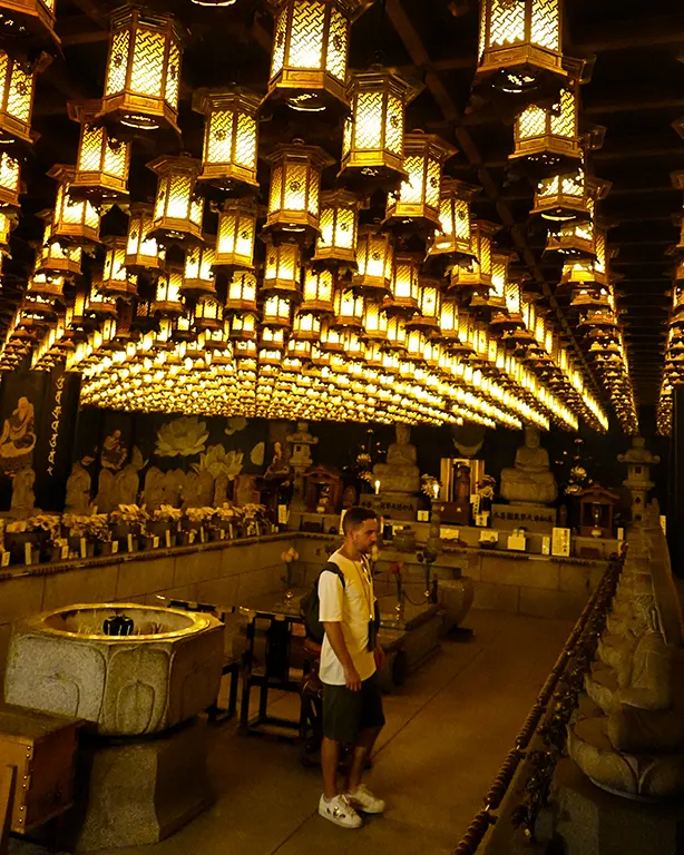 Cueva del templo de Miyajima llena de lámparas tradicionales.
